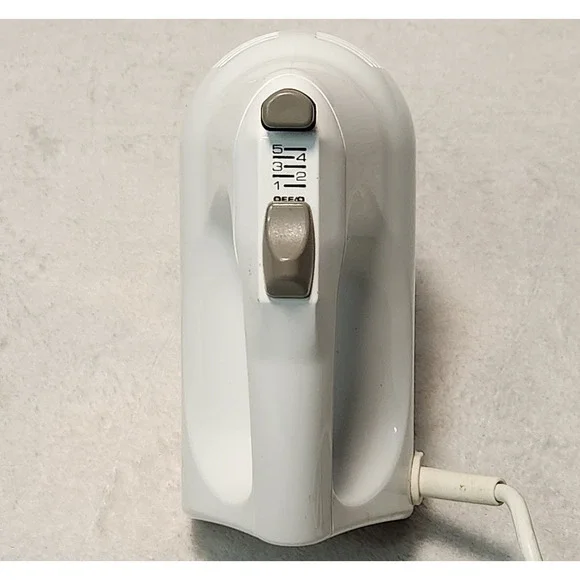 KitchenAid Hand Mixer KHM5TBWH 5-Speed Classic Plus (White) Works Great! - Picture 6 of 7